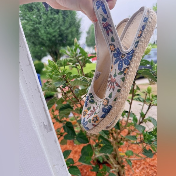 Liz Claiborne Blue and Green Espadrilles - Picture 2 of 3